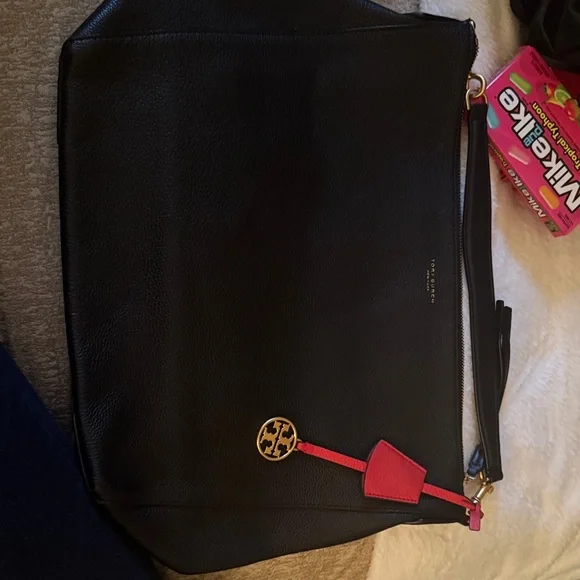 Tory Burch Black Leather Shoulder Bag with Pink Tag and Gold Charm - Picture 9 of 12